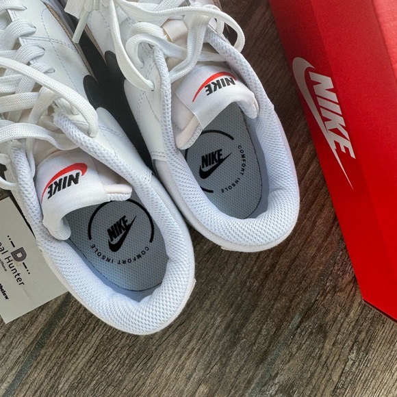 Nike White and Black Women's Sneakers - Picture 10 of 15